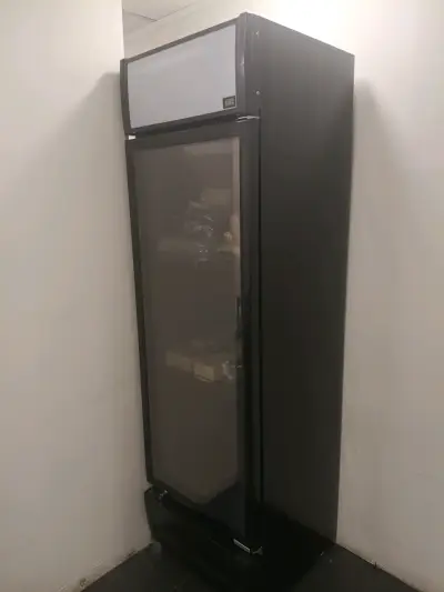 Refrigerador vertical exhibidor negro - miniatura 2
