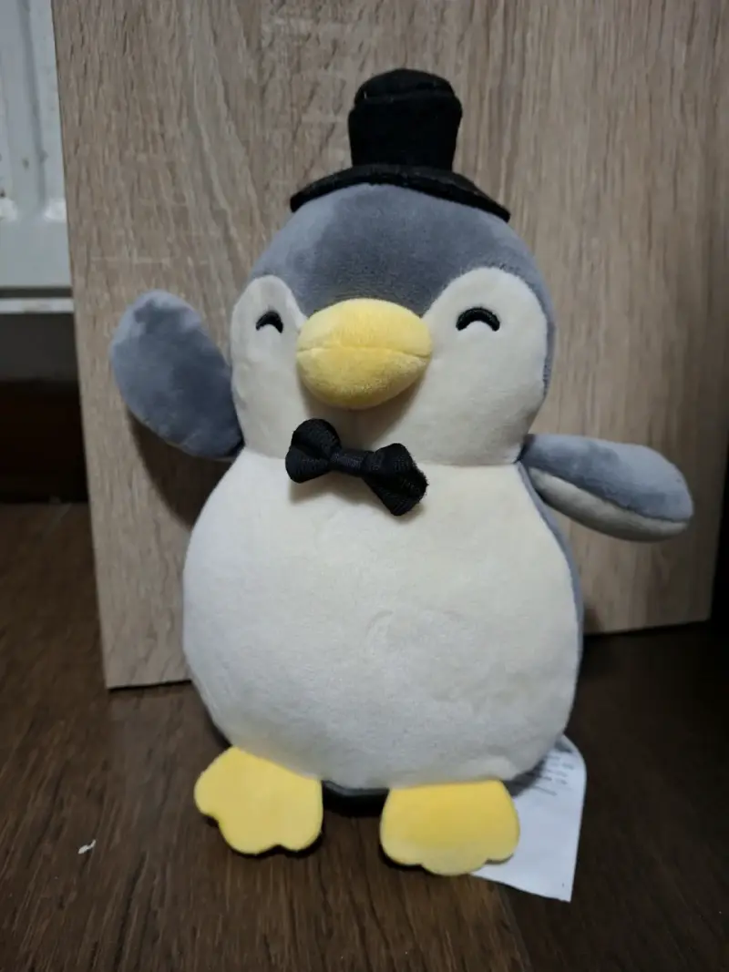 Miniso, peluche pingüino con sombrero y corbata