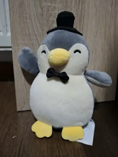 Miniso, peluche pingüino con sombrero y corbata - miniatura 1