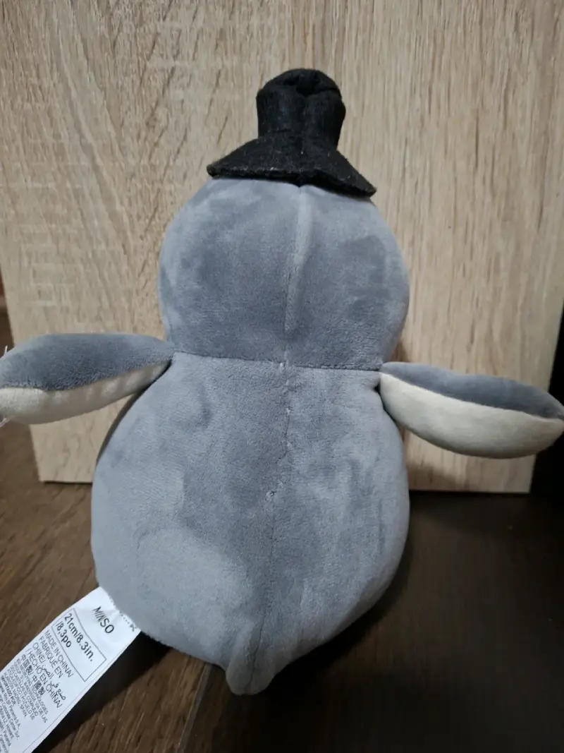 Miniso, peluche pingüino con sombrero y corbata - 2