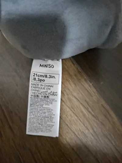 Miniso, peluche pingüino con sombrero y corbata - miniatura 3