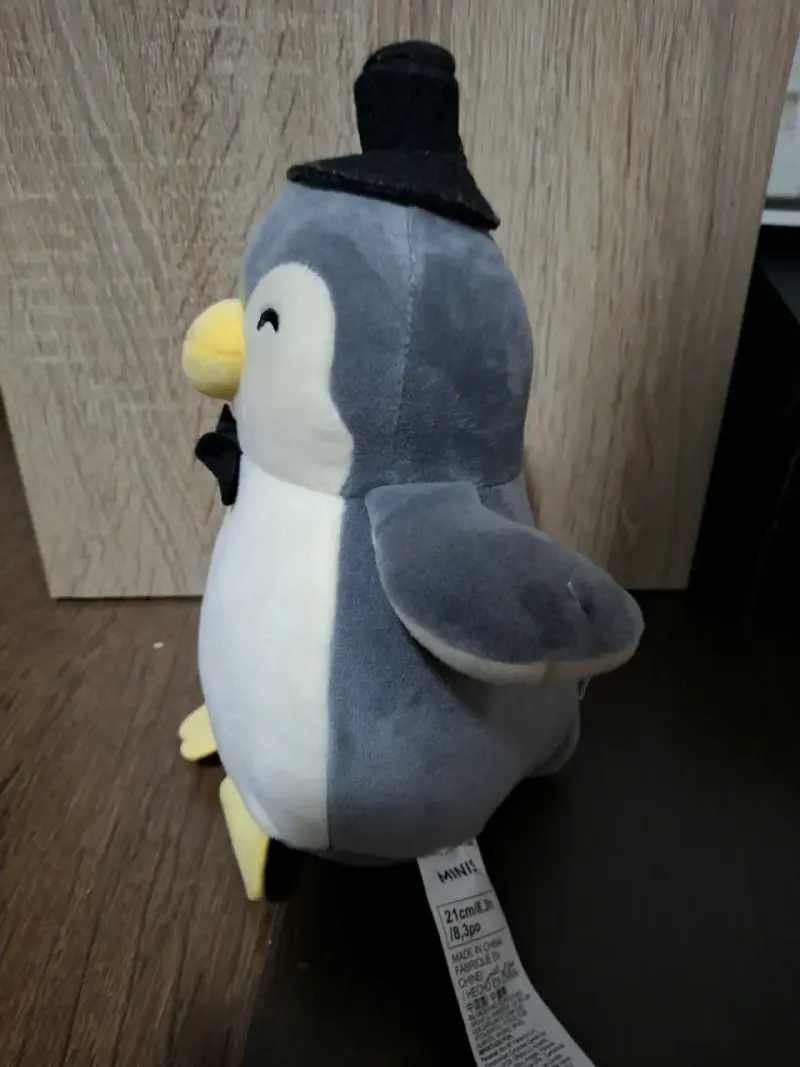 Miniso, peluche pingüino con sombrero y corbata - 4
