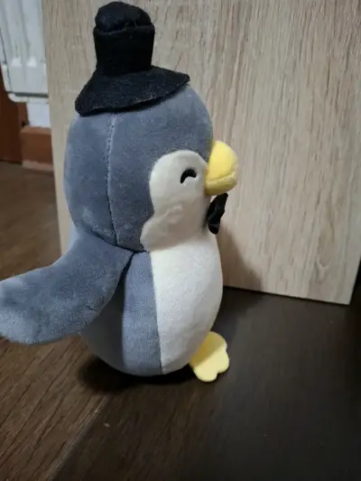 Miniso, peluche pingüino con sombrero y corbata - miniatura 5