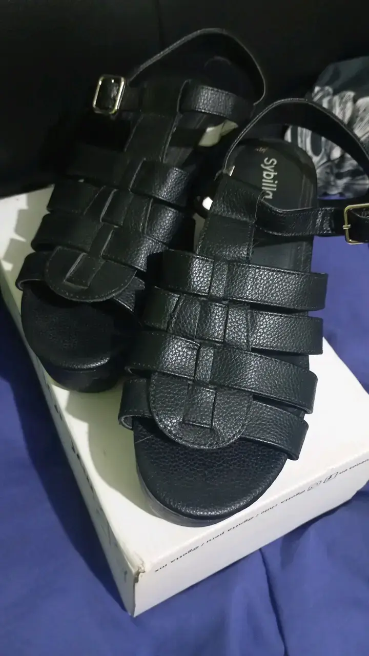 Sandalias negras de cuero con hebilla - 1