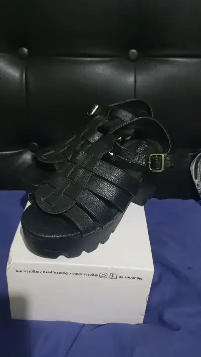 Sandalias negras de cuero con hebilla - miniatura 2