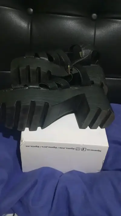 Sandalias negras de cuero con hebilla - miniatura 3