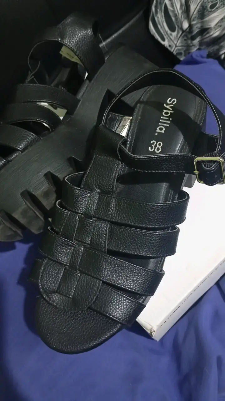 Sandalias negras de cuero con hebilla - 4