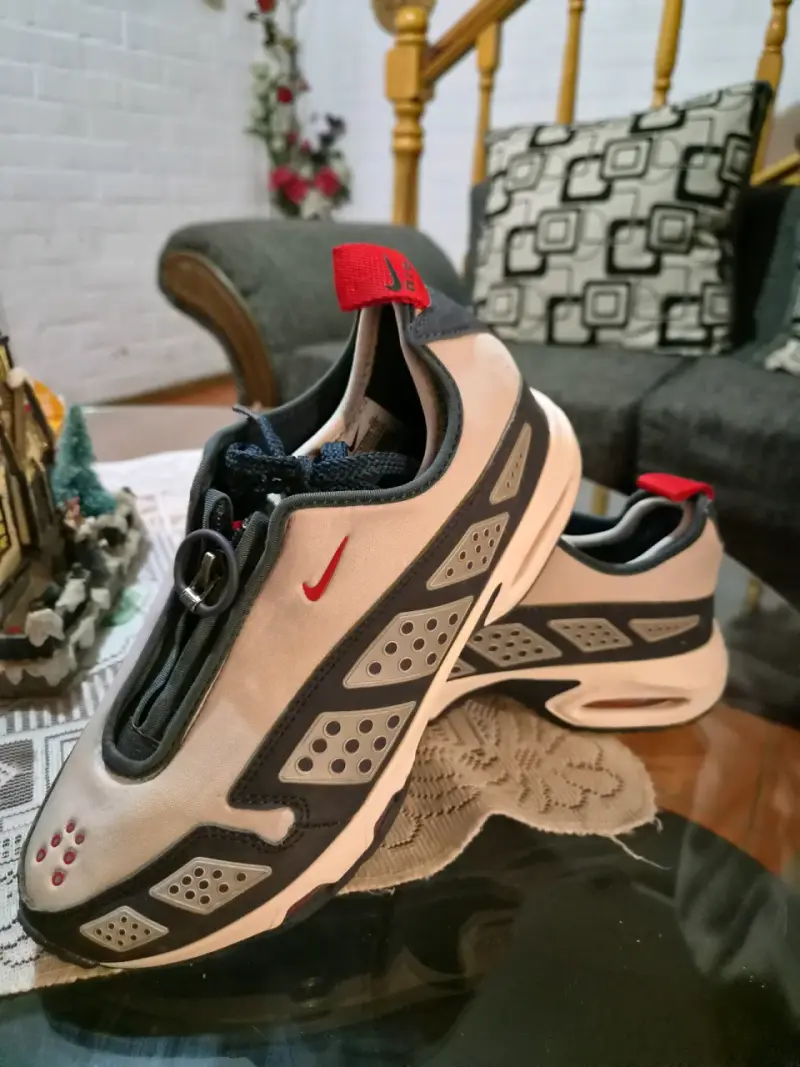 Zapatillas deportivas Nike Air Max beige y negras