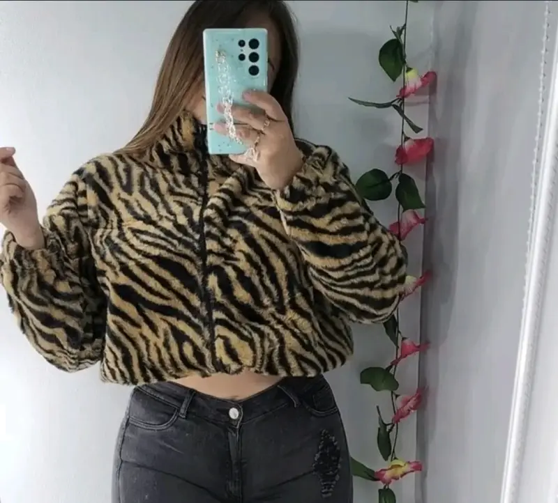 Chaqueta corta de peluche estampado animal print - 1