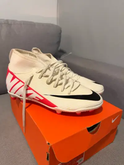 Zapatillas de fútbol Nike blancas con rojo - miniatura 1
