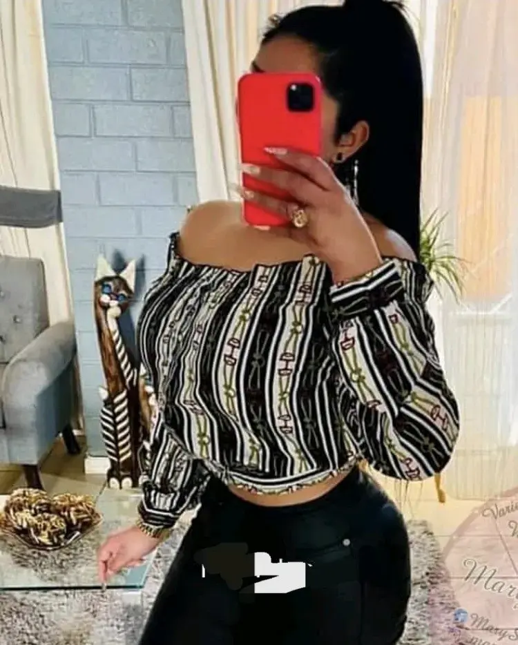 Blusa off-shoulder estampada a rayas - 1