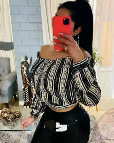 Blusa off-shoulder estampada a rayas - miniatura 1