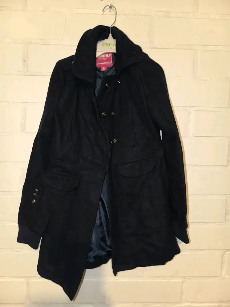 Abrigo negro de invierno para mujer
