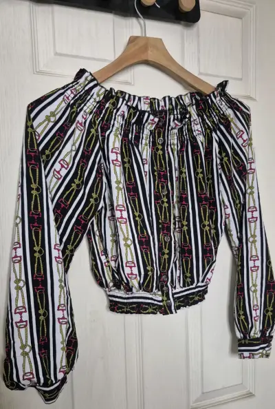 Blusa off-shoulder estampada a rayas - miniatura 2