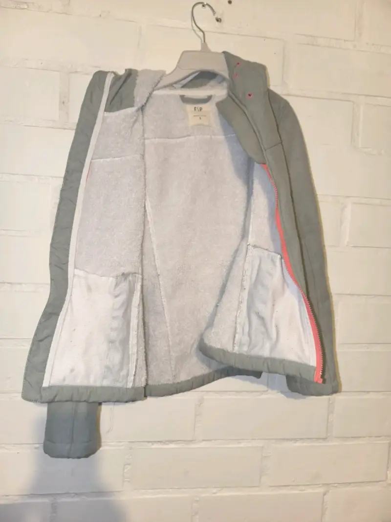 Chaqueta gris con capucha y forro polar
