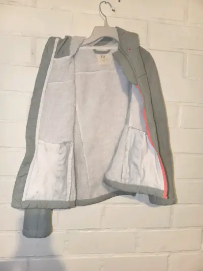 Chaqueta gris con capucha y forro polar - miniatura 1