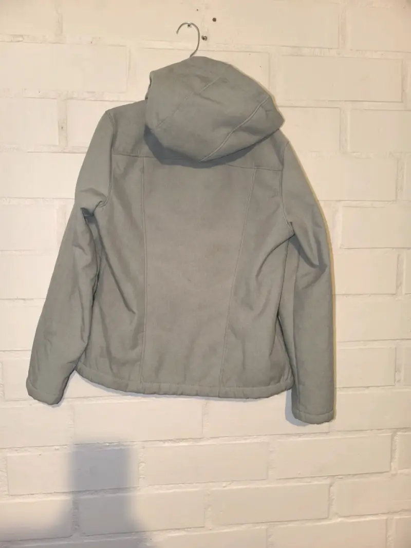 Chaqueta gris con capucha y forro polar - 2