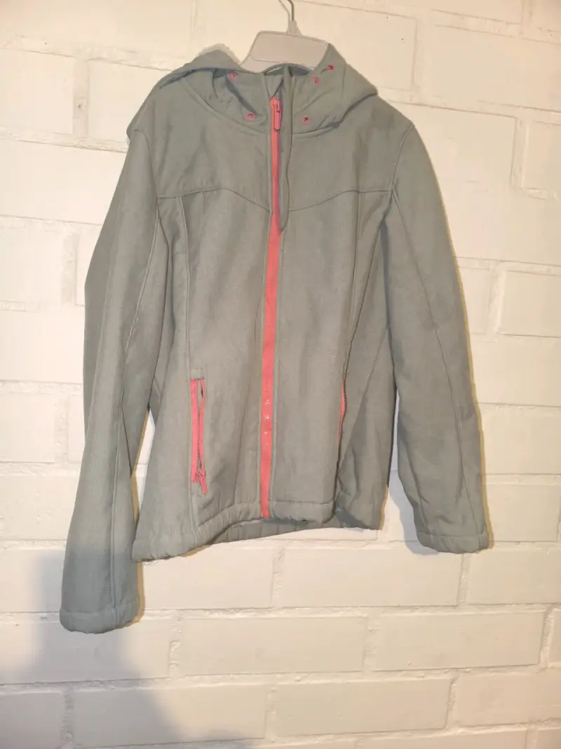 Chaqueta gris con capucha y forro polar - 3