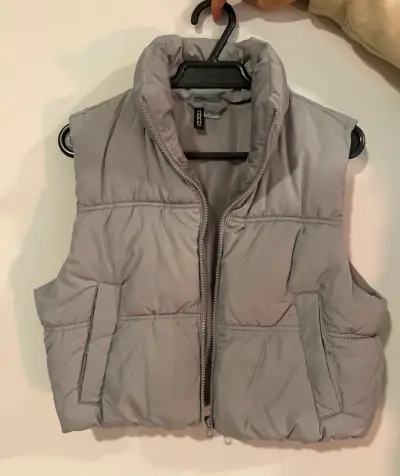 Puffa acolchado gris sin mangas - miniatura 1