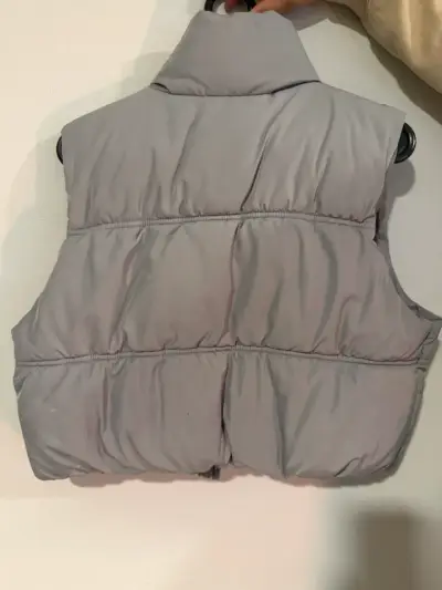 Puffa acolchado gris sin mangas - miniatura 3