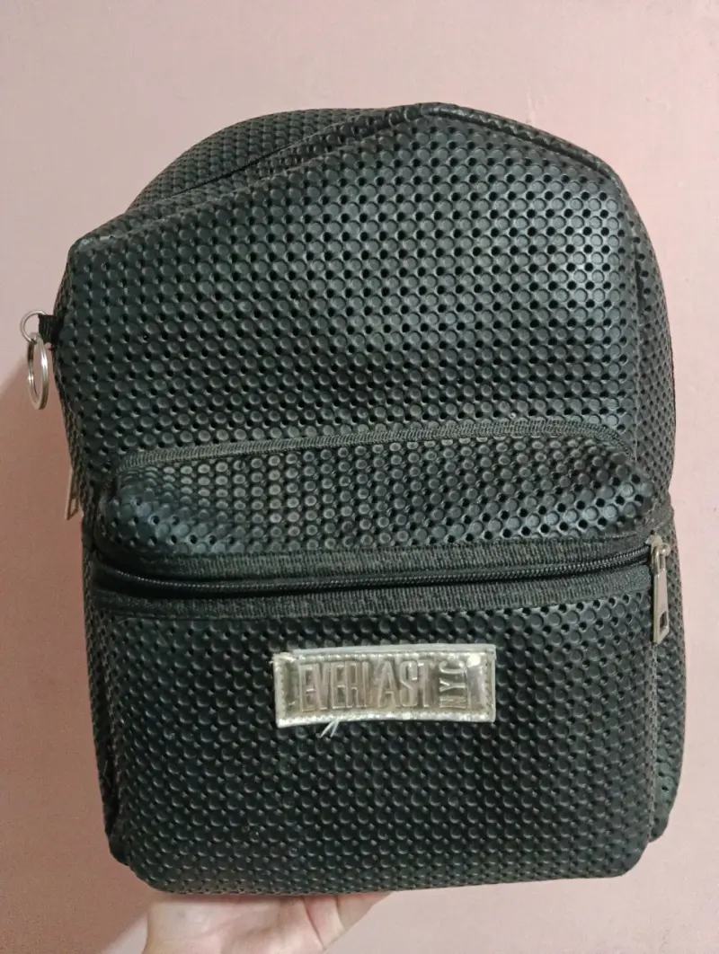 Mochila Everlast negra con diseño texturizado - 1