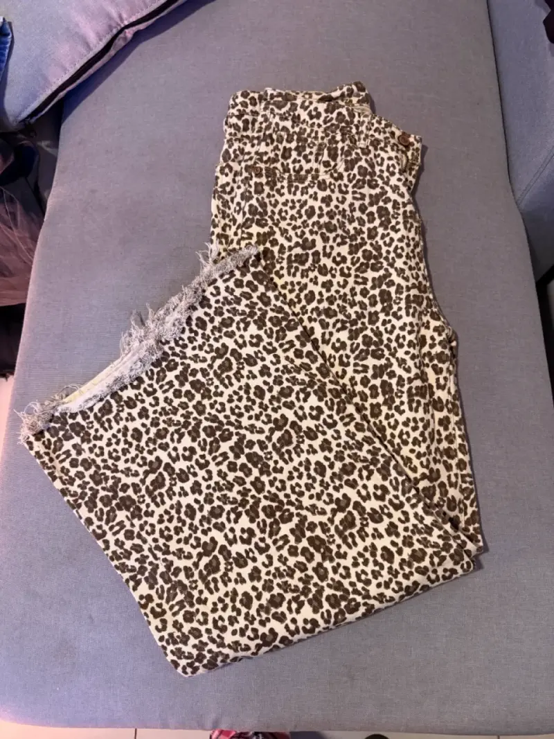 Pantalones de mezclilla con estampado animal print - 1