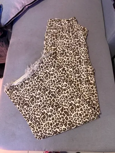 Pantalones de mezclilla con estampado animal print - miniatura 1