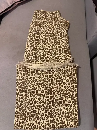 Pantalones de mezclilla con estampado animal print - miniatura 2