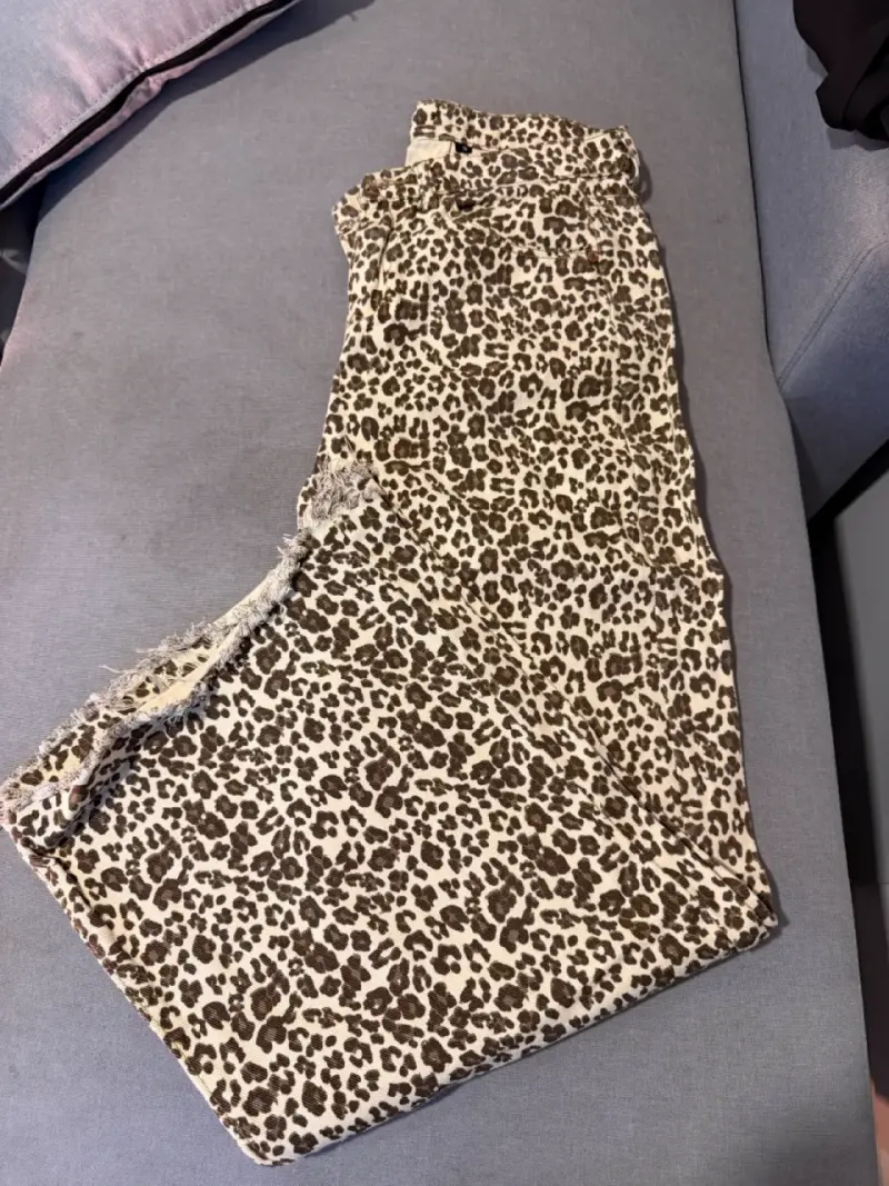 Pantalones de mezclilla con estampado animal print - 3
