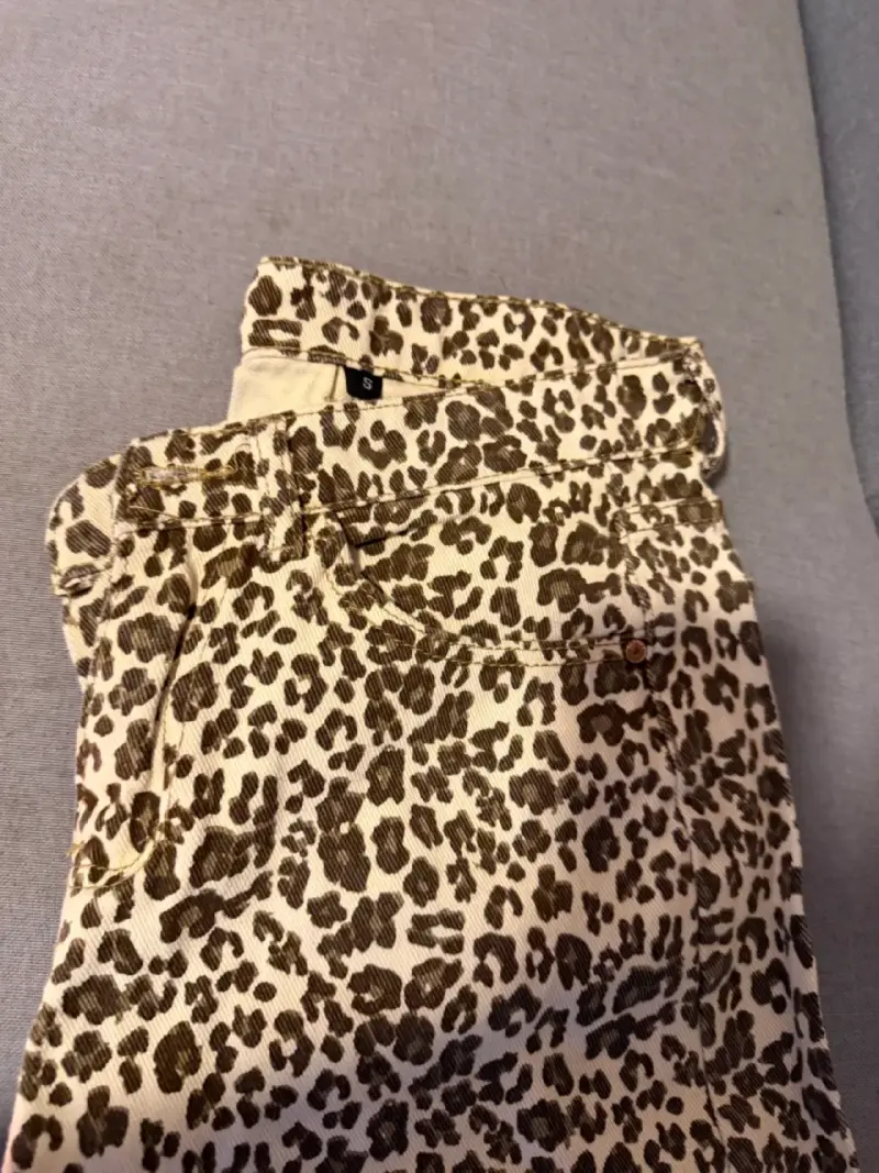 Pantalones de mezclilla con estampado animal print - 4