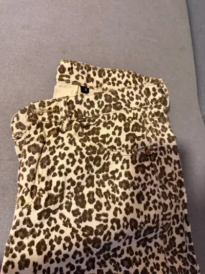 Pantalones de mezclilla con estampado animal print - miniatura 4