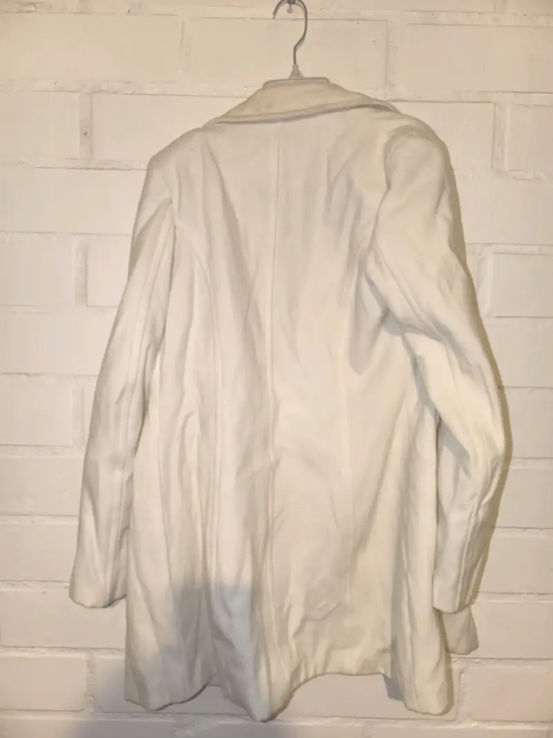 Abrigo blanco elegante para mujer