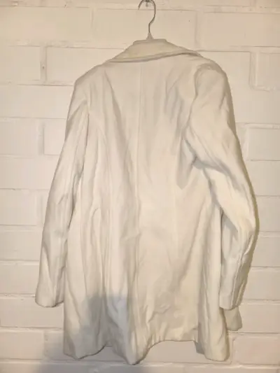 Abrigo blanco elegante para mujer - miniatura 1