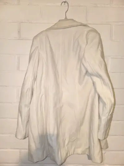 Abrigo blanco elegante para mujer - miniatura 3