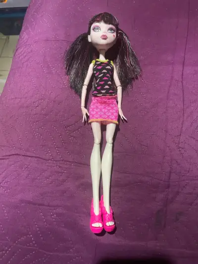 Muñeca Monster High con vestido rosa - miniatura 1