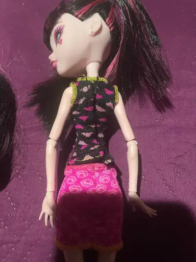 Muñeca Monster High con vestido rosa - miniatura 3