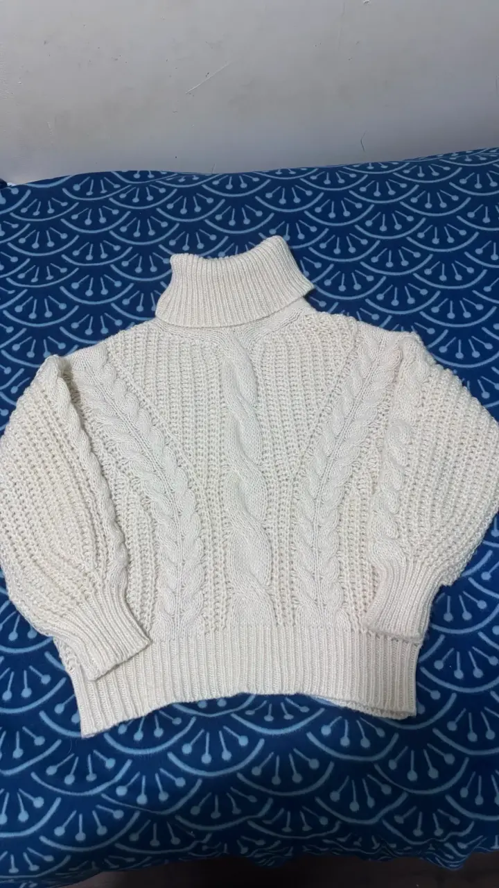 Sweater de lana blanco con cuello alto - 1