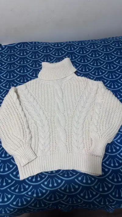 Sweater de lana blanco con cuello alto - miniatura 1