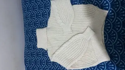 Sweater de lana blanco con cuello alto - miniatura 2