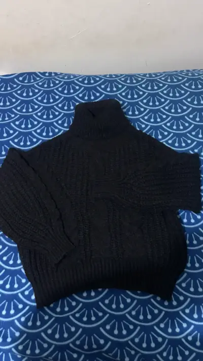 Sweater  negro de lana con cuello alto - miniatura 1