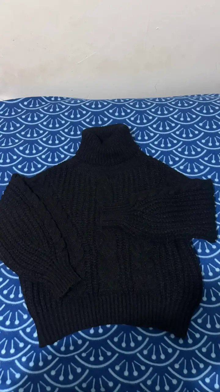 Sweater  negro de lana con cuello alto - 2