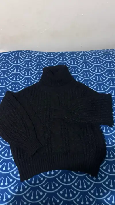Sweater  negro de lana con cuello alto - miniatura 2
