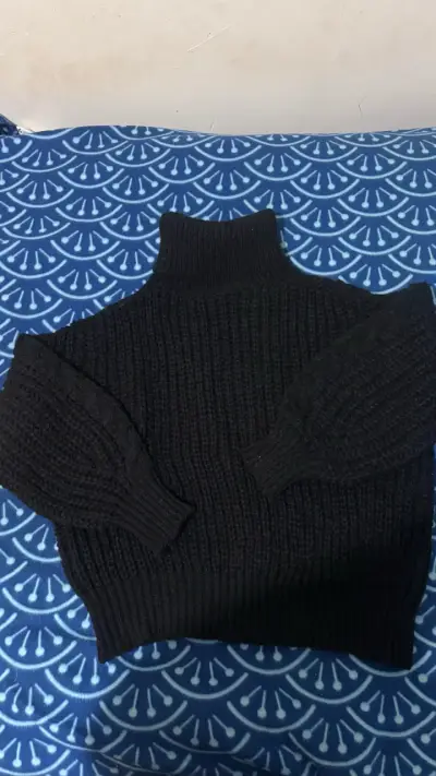 Sweater  negro de lana con cuello alto - miniatura 3