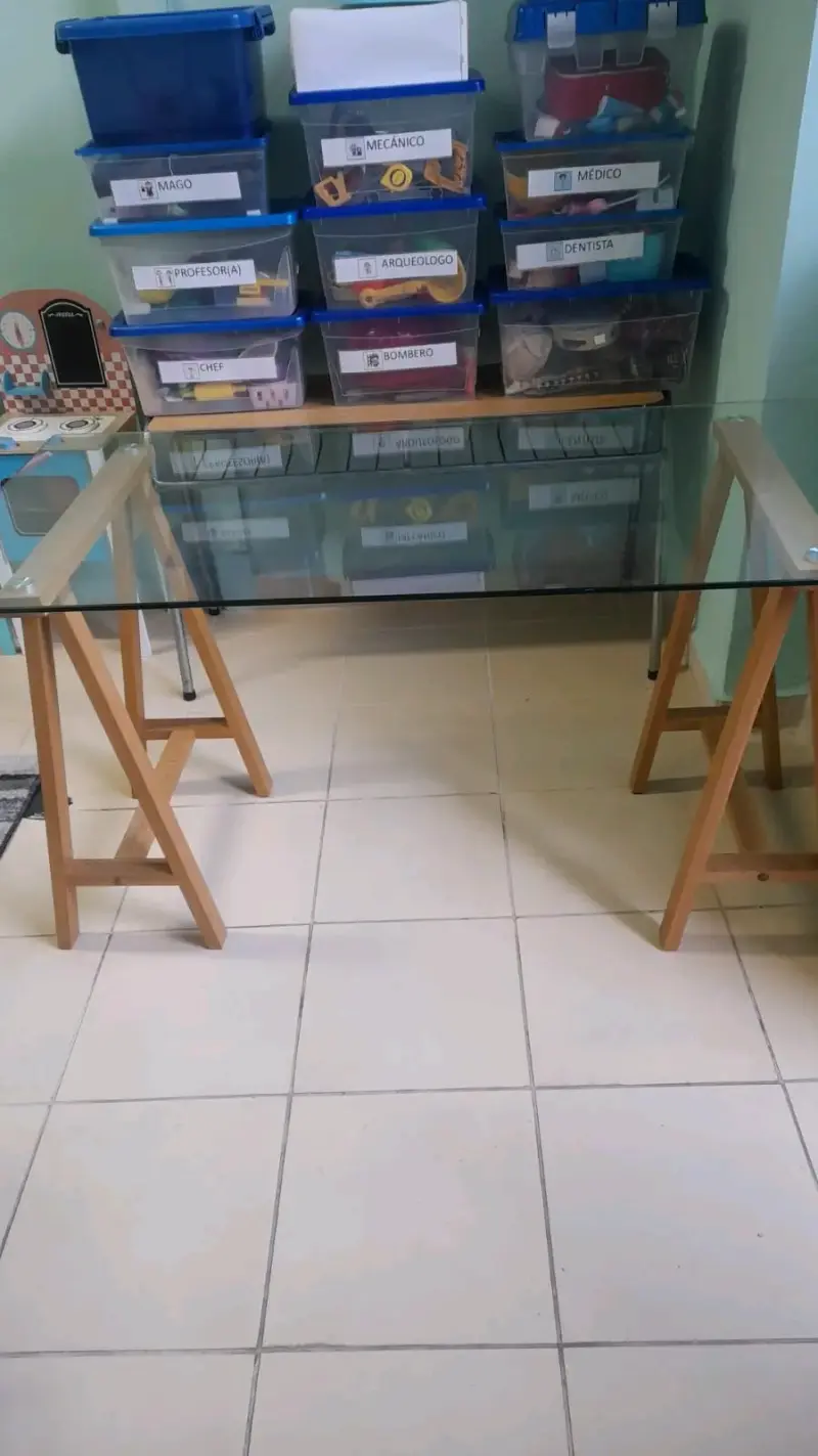 Mesa de vidrio con caballetes de madera - 1