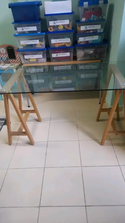 Mesa de vidrio con caballetes de madera - miniatura 1