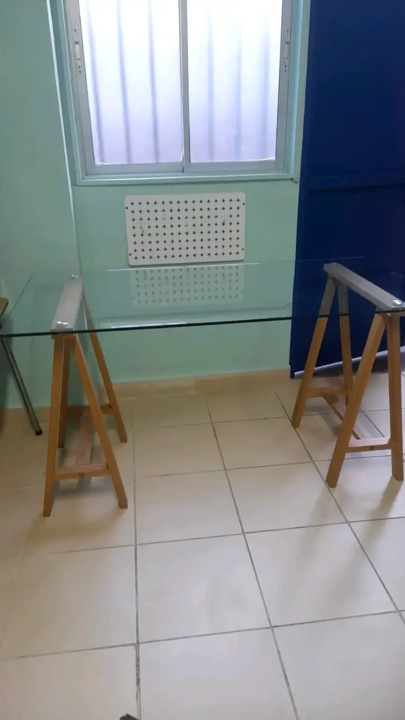 Mesa de vidrio con caballetes de madera - 2