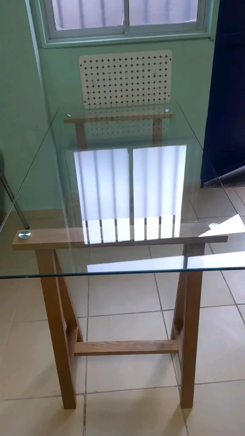 Mesa de vidrio con caballetes de madera - 3