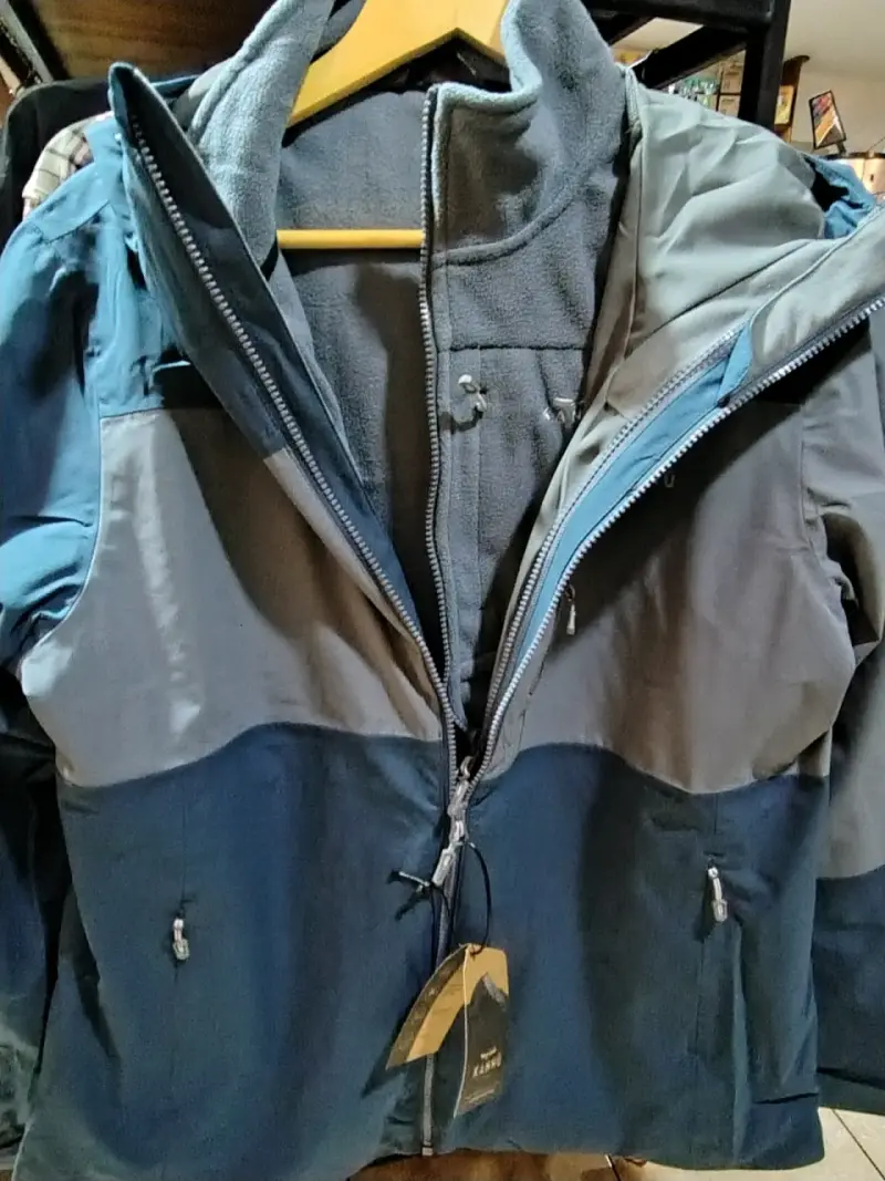 Chaqueta impermeable Kannú azul y gris - 2
