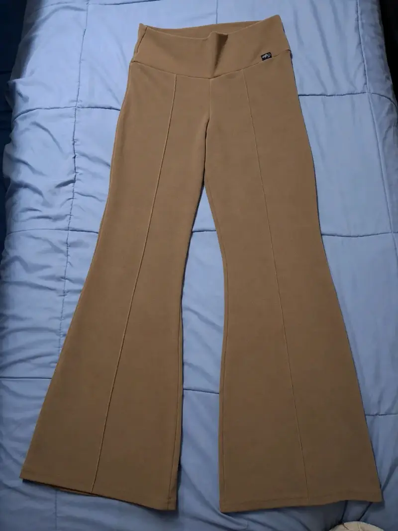 Pantalones acampanados color beige - 1