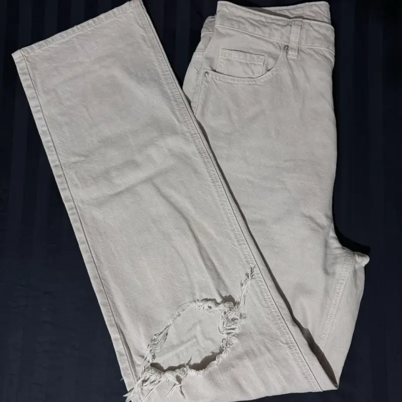 Jeans blancos con diseño rasgado - 1